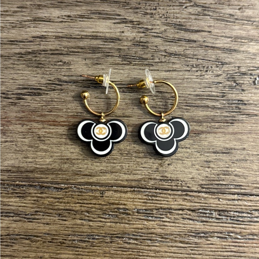 [CHANEL] Authentic Black & White w/ Gold Resin Clover CC Hoop Luxury Earrings - Picture 3 of 10